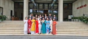 Đoàn tham quan I'MAX đứng chụp ảnh lưu niệm trước Tòa nhà Quốc hội Việt Nam